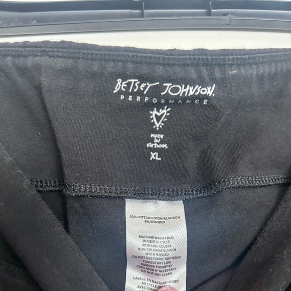 Bundle of 2 pairs of black leggings. One is size  xL and other is large - Picture 2 of 6